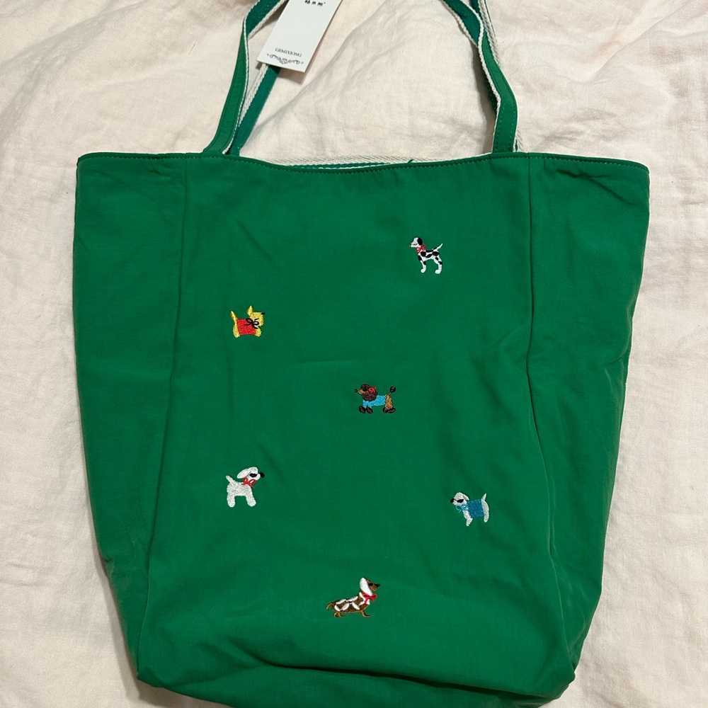 3 ways to wear waterproof shoulder tote bag Green Tote Bag with Embroidered Dogs